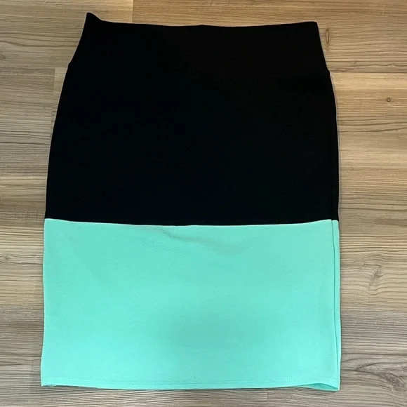 LulaRoe Cassie - Picture 1 of 4